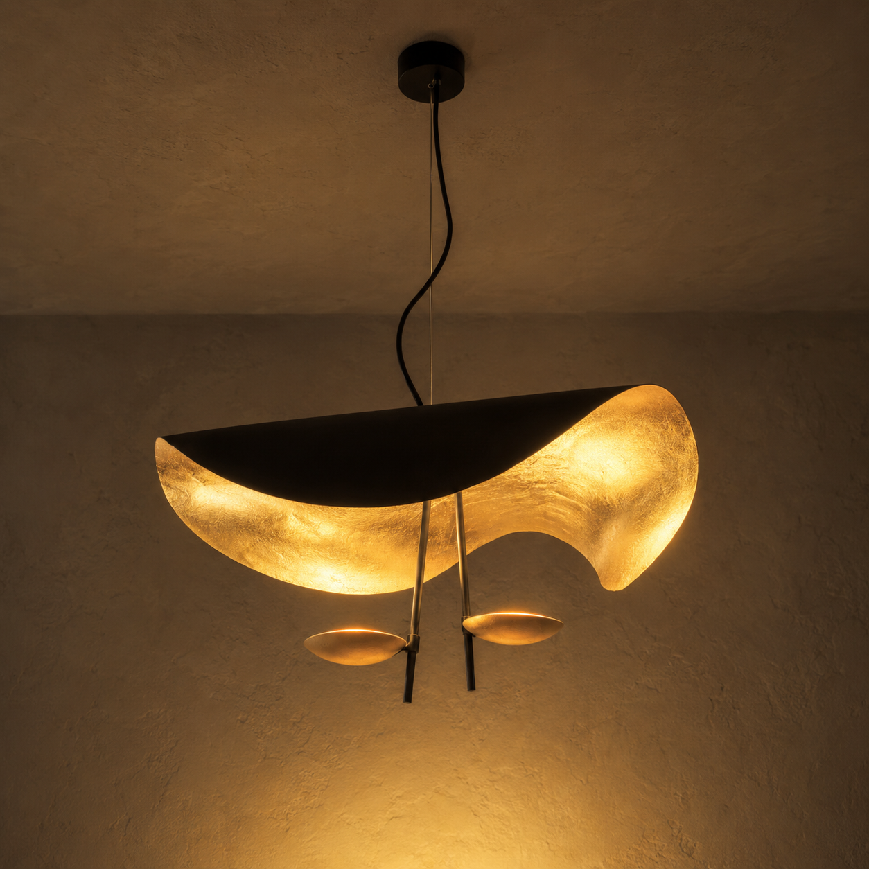 Foglia Curved Metal Pendant Light | Sculptural Black or White LED Pendant for Kitchen Island & Dining