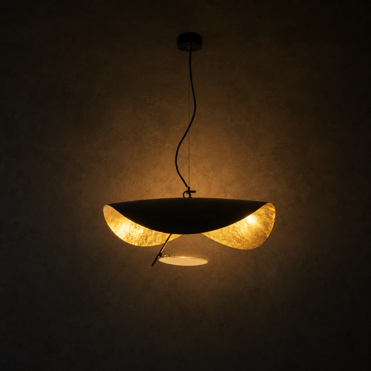 Foglia Curved Metal Pendant Light | Sculptural Black or White LED Pendant for Kitchen Island & Dining